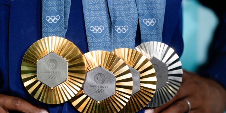 EEUU vence a China en medallero olímpico pero empatan en oro; Francia supera expectativas