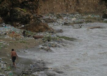 Autoridades dominicanas analizan 14 osamentas halladas en embarcación en su costa
