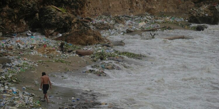 Autoridades dominicanas analizan 14 osamentas halladas en embarcación en su costa