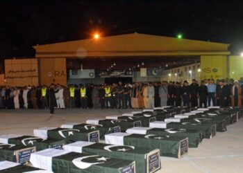 Luto en el sur de Pakistán por los 28 peregrinos chiíes fallecidos en un accidente de autobús en Irán