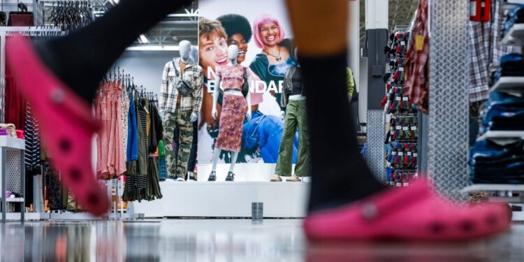 Crece en agosto la confianza y mejora el optimismo del consumidor sobre el futuro