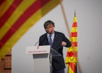 Expresidente catalán Puigdemont vuelve a España tras casi siete años prófugo pero vuelve a escapar