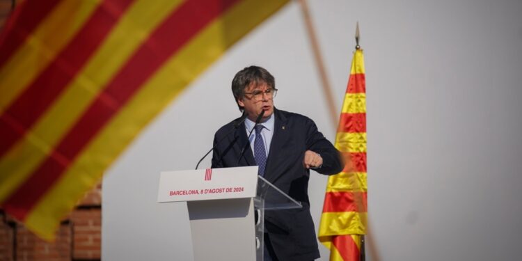 Expresidente catalán Puigdemont vuelve a España tras casi siete años prófugo pero vuelve a escapar
