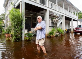 La tormenta tropical Debby arrasa el sureste de EEUU y se espera que toque tierra por segunda vez en las próximas horas