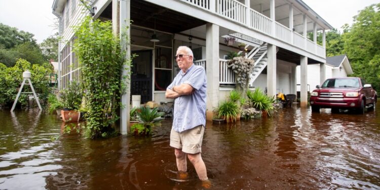 La tormenta tropical Debby arrasa el sureste de EEUU y se espera que toque tierra por segunda vez en las próximas horas