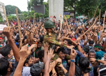 La primera ministra de Bangladesh renuncia tras semanas de protestas, miles allanan su residencia
