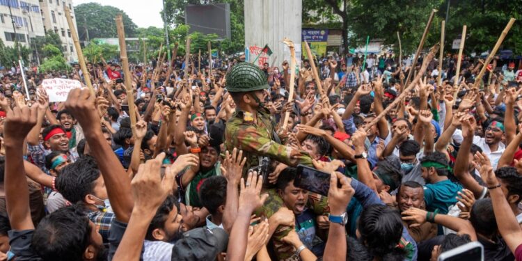 La primera ministra de Bangladesh renuncia tras semanas de protestas, miles allanan su residencia