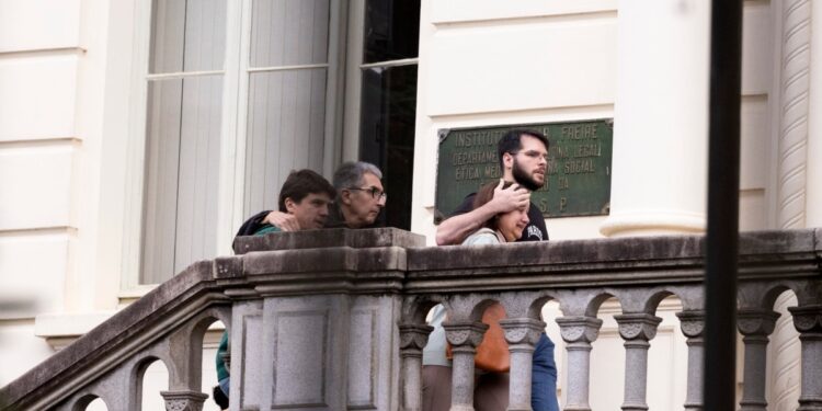 Familias de víctimas de avión se congregan en Sao Paulo; expertos franceses se unen a la pesquisa