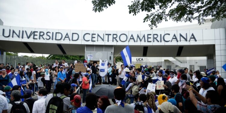 estudiantes reflexionan a un año del cierre de universidad jesuita en Nicaragua