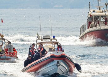 Investigan a capitán de superyate que se hundió frente a Sicilia