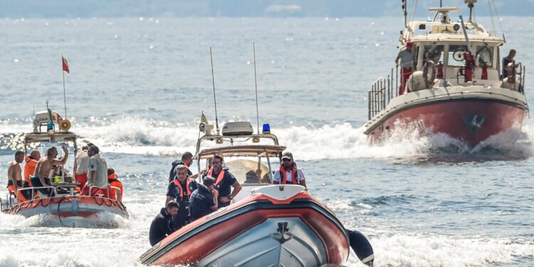 Investigan a capitán de superyate que se hundió frente a Sicilia