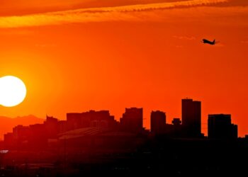 Calor seco del desierto afecta a gran parte del suroeste de EEUU pese a algo de lluvia en Phoenix