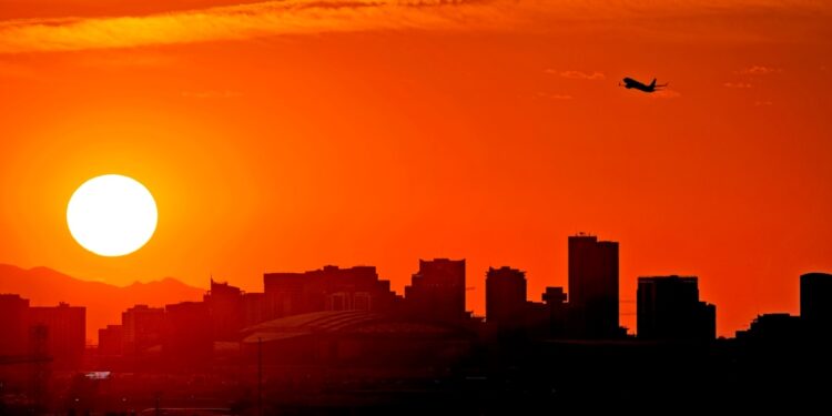 Calor seco del desierto afecta a gran parte del suroeste de EEUU pese a algo de lluvia en Phoenix