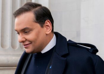 El exrepresentante George Santos se declara culpable de múltiples cargos en caso de fraude