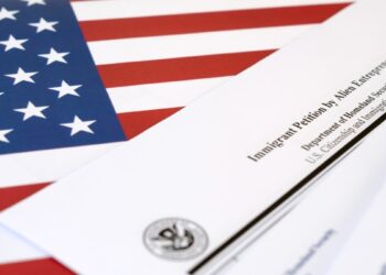 El Departamento de Seguridad Nacional reanuda el programa inmigratorio para 4 nacionalidades con patrocinio económico