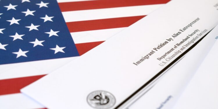 El Departamento de Seguridad Nacional reanuda el programa inmigratorio para 4 nacionalidades con patrocinio económico