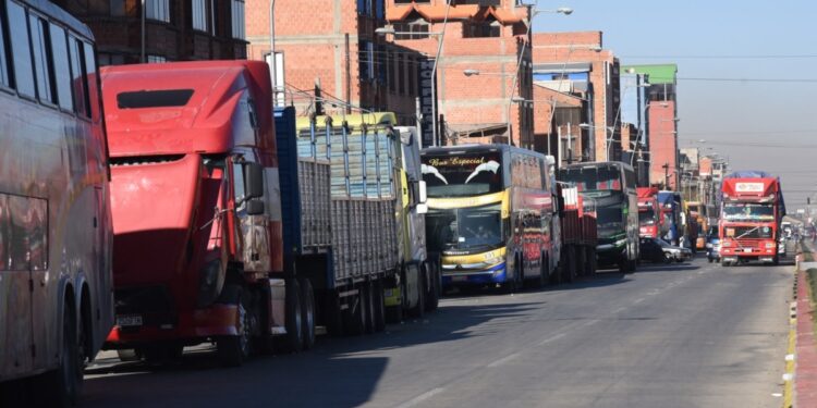Transportistas bolivianos en huelga bloquean carreteras por escasez de combustible
