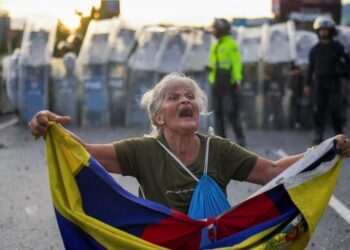Día crucial de manifestaciones en Venezuela contra Maduro, que multiplica amenazas