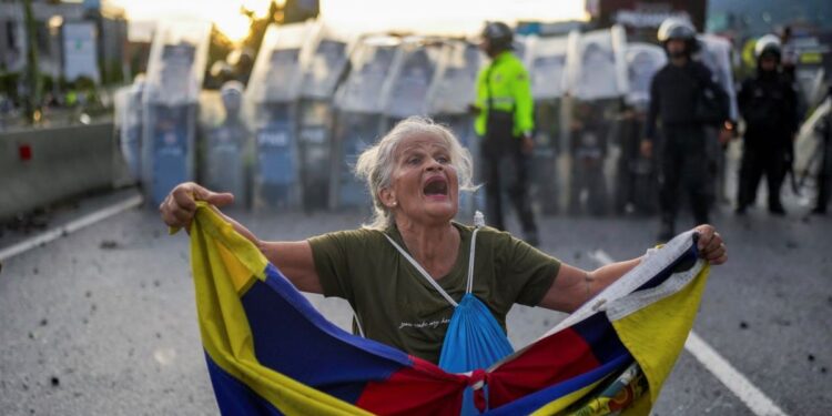 Día crucial de manifestaciones en Venezuela contra Maduro, que multiplica amenazas