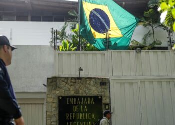 Argentina confirma salida de su personal diplomático de Venezuela