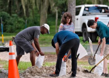 La Florida se prepara para inundaciones ante posible paso de una tormenta tropical