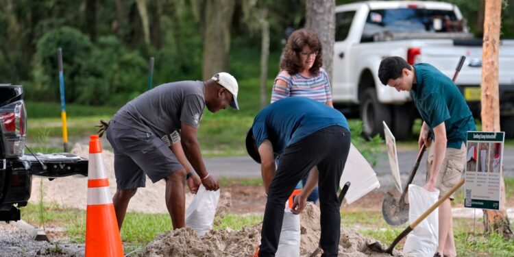 La Florida se prepara para inundaciones ante posible paso de una tormenta tropical