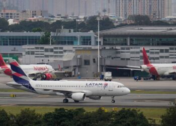 Colombia con problemas en suministro de combustible para aviones, niega desabastecimiento