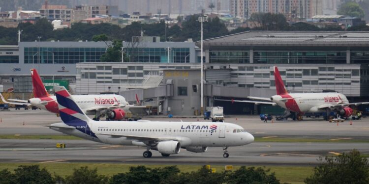 Colombia con problemas en suministro de combustible para aviones, niega desabastecimiento