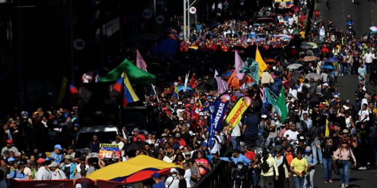 Familiares angustiados por la detención de cientos de personas en Venezuela