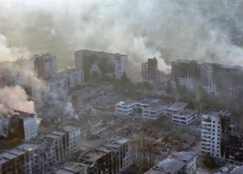 Un exlegislador ruso que huyó a Ucrania resultó herido luego de un ataque con drones rusos sobre una zona en Kiev