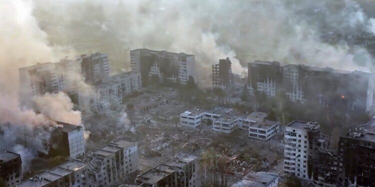 Un exlegislador ruso que huyó a Ucrania resultó herido luego de un ataque con drones rusos sobre una zona en Kiev