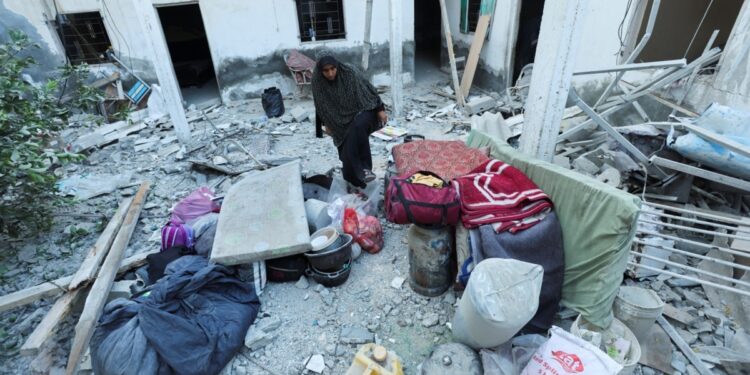 Bombardeos en Gaza matan a 18 personas y ataques a cuchillo en Tel Aviv dejan 2 fallecidos