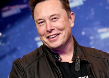 Elon Musk pagará 6.000 dólares al mes por caminar 8 horas al día