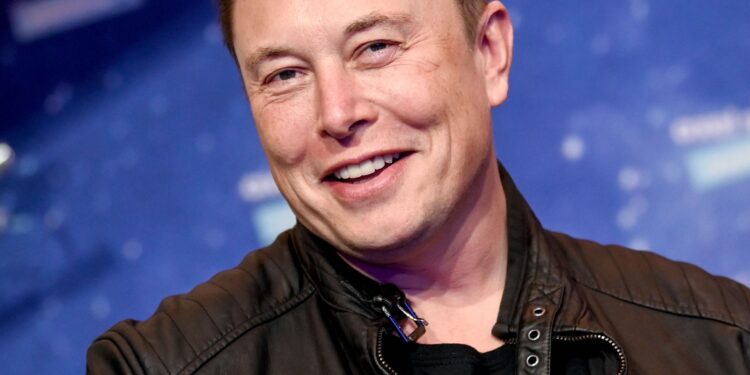 Elon Musk pagará 6.000 dólares al mes por caminar 8 horas al día
