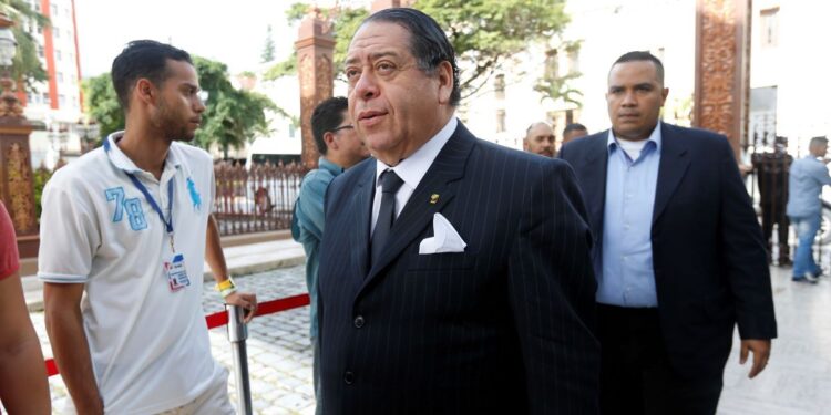 Expertos descalifican postura de abogado que da la cara por Maduro para uso indebido del TSJ