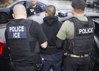 Arrestan a jefe de pandilla que cruzó ilegalmente la frontera; es sospechoso de 23 asesinatos