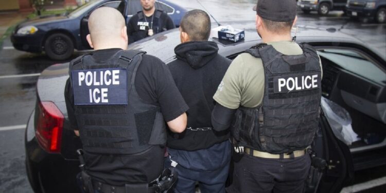 Arrestan a jefe de pandilla que cruzó ilegalmente la frontera; es sospechoso de 23 asesinatos