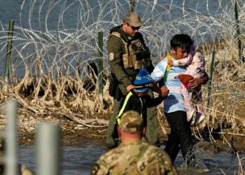 Migrantes cubanos dan clases a niños en la frontera sur de México