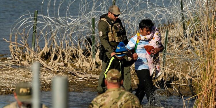 Migrantes cubanos dan clases a niños en la frontera sur de México