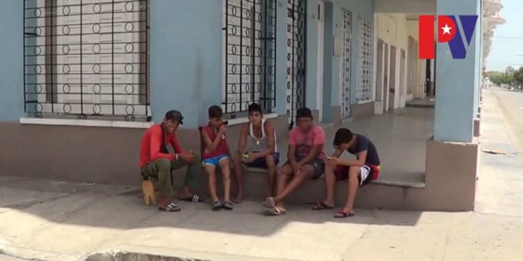 Jóvenes cubanos relatan una vida de miseria y desesperación