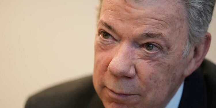 Juan Manuel Santos insta al Gobierno colombiano a adoptar una postura firme ante la crisis en Venezuela