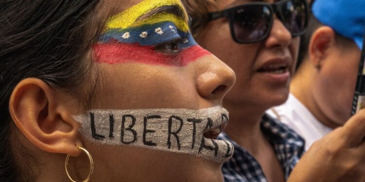 Activistas exigen la liberación de más de 150 mujeres detenidas tras fraude electoral