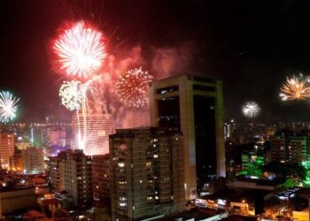 El inusual lanzamiento masivo de fuegos artificiales en Fuerte Tiuna que resonó en Caracas