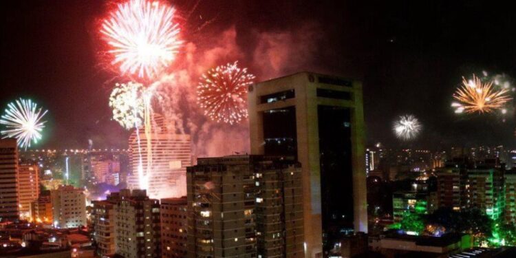 El inusual lanzamiento masivo de fuegos artificiales en Fuerte Tiuna que resonó en Caracas