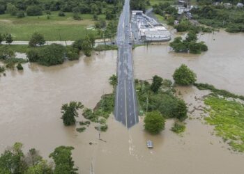 Huracán Ernesto arroja fuertes lluvias en Puerto Rico y azota el noreste del Caribe