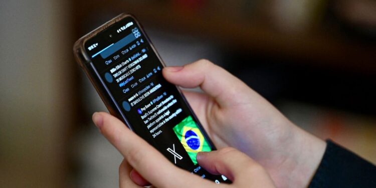 Brasil inicia bloqueo de la red social X tras orden judicial y bajo amenazas de multas