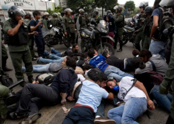 Aquí los jóvenes combaten ideas con balas