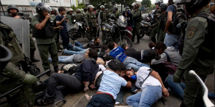 Aquí los jóvenes combaten ideas con balas