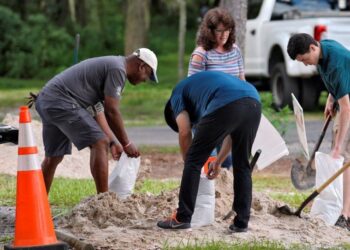 Florida se prepara para inundaciones ante la posibilidad del paso de una tormenta tropical