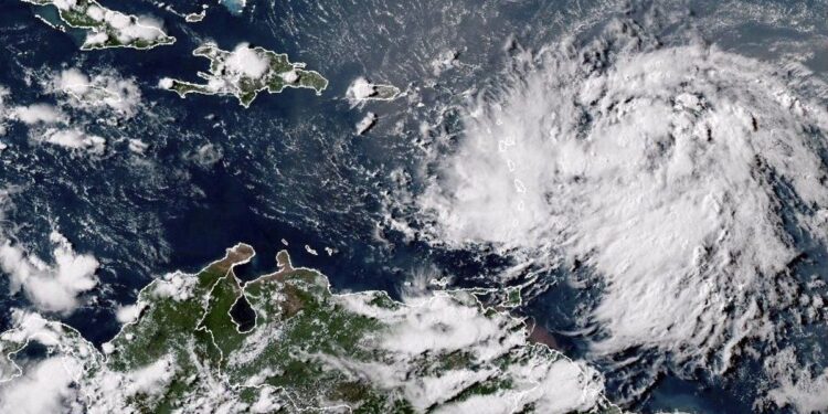 Tormenta tropical Ernesto descarga aguaceros en el nordeste del Caribe y va rumbo a Puerto Rico